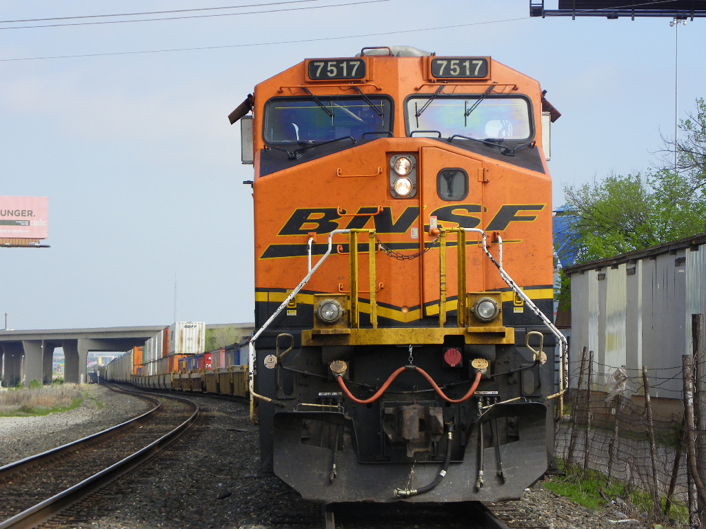 BNSF ES44DC 7517